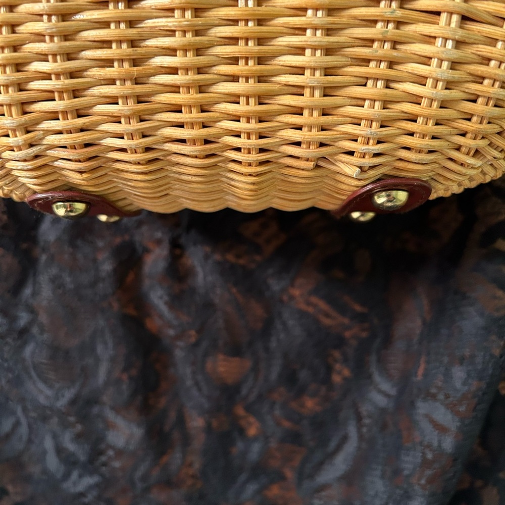 VTG pleather and wicker handbag, snap button closure. By Sun n Sand. Very cute! - Picture 5 of 16
